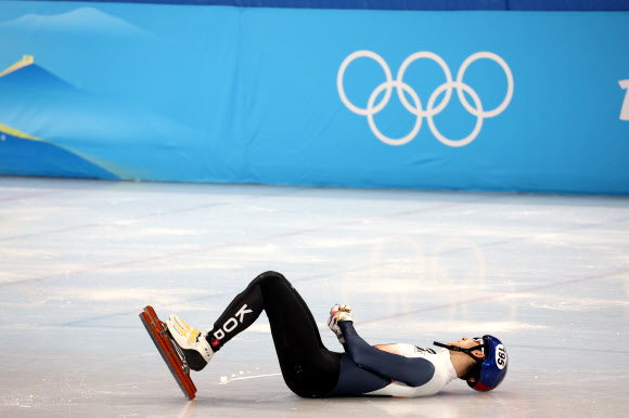 지난 7일 한국 쇼트트랙 대표팀 박장혁이 2022 베이징 동계올림픽 쇼트트랙 남자 1000m 준준결승 1조 경기에서 넘어져 부상을 당했다. 2022.02.08 연합뉴스