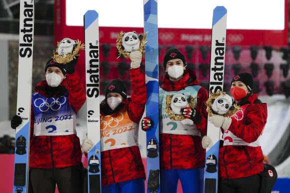 스키점프 혼성 단체전 동메달 캐나다 