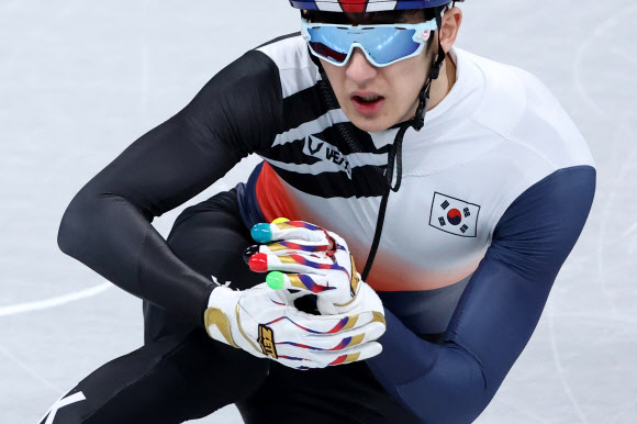 [올림픽] 중국 선수 스케이트에 찍힌 박장혁의 손
