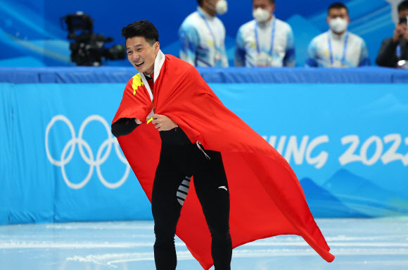 7일 오후 중국 베이징 캐피탈 실내 경기장에서 열린 2022 베이징 동계올림픽 쇼트트랙 남자 1000m 결승전에서 비디오 판독 결과 금메달을 획득한 중국의 런쯔웨이가 환호하고 있다. 2022.2.7 연합뉴스