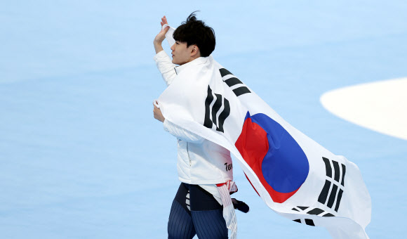 김민석이 8일 오후 중국 베이징 국립 스피드스케이팅 경기장(오벌)에서 열린 2022 베이징 동계올림픽 스피드스케이팅 남자 1500m 경기에서 동메달을 획득한 후 태극기를 들고 환호하고 있다. 2022.2.8  연합뉴스