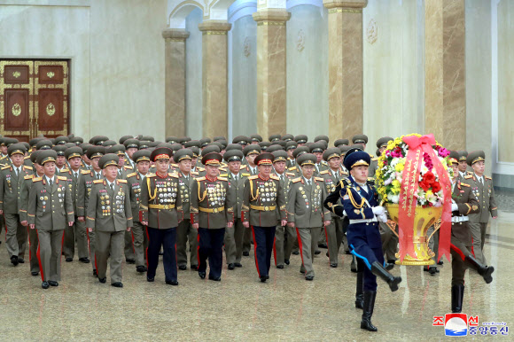 북한 간부들 건군절에 금수산태양궁전 참배