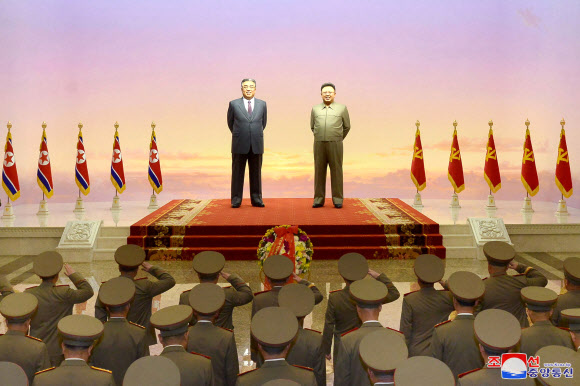 북한 간부들 건군절에 금수산태양궁전 참배