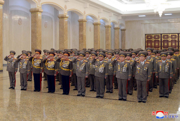 북한 간부들 건군절에 금수산태양궁전 참배