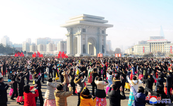북한, 건군절 맞아 무도회 진행