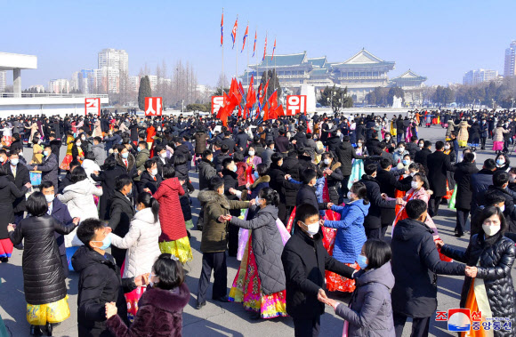 북한, 건군절 맞아 무도회 진행