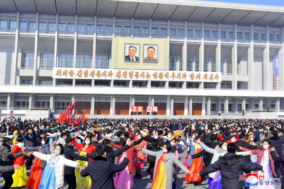 북한, 건군절 맞아 무도회 진행