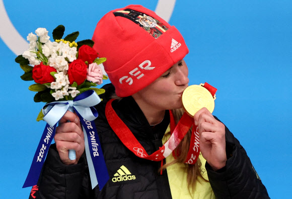 8일 루지 여자 1인승에서 우승한 뒤 금메달에 입을 맞추는 나탈리 가이젠베르거