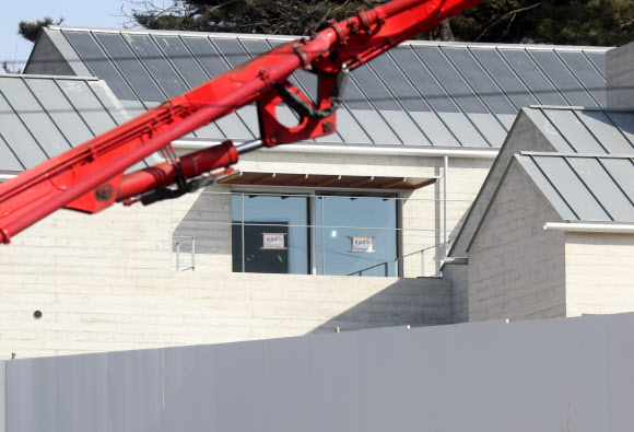 불 켜진 문 대통령 양산 사저