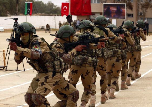 리비아 육군 생도들이 8일(현지시간) 리비아 트리폴리에서 열린 졸업식 중 총리, 터키 훈련 사령관, 그리고 다른 고위 인사들을 포함한 청중을 위해 공연을하고 있다. AP 연합뉴스