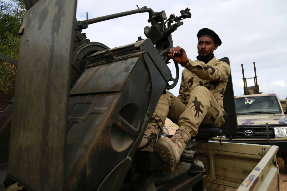 리비아 육군 생도들이 8일(현지시간) 리비아 트리폴리에서 열린 졸업식 중 총리, 터키 훈련 사령관, 그리고 다른 고위 인사들을 포함한 청중을 위해 공연을하고 있다. AP 연합뉴스