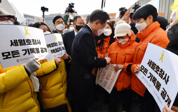 이재명 더불어민주당 대선후보는 9일 서울 태평로 서울시의회 앞 ‘임시 기억공간’ 마당에서 열린#지워진_사람들  대구지하철참사 19주기 추모식 및 대선후보 생명안전 국민약속식에 참석했다. 이 후보가 스텔라데이지호 유가족들의 호소를 듣고 있다.2022. 2. 9 김명국 선임기자