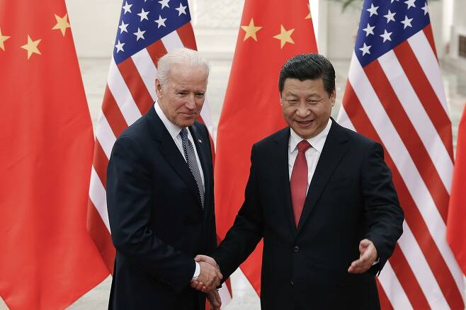 2013년 12월 중국 베이징 인민대회당에서 시진핑 중국 국가주석이 조 바이든 당시 미국 부통령과 만나 악수를 하고 있다. 서울신문 DB
