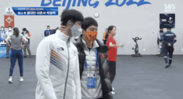쇼트트랙 한국 대표팀 선수를 격려하는 중국 기술코치 안현수. SBS 방송화면 캡처