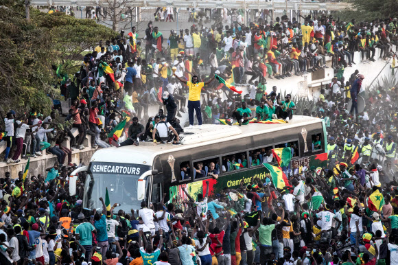 세네갈의 아프리카 네이션스컵 첫 우승을 기념해 공휴일로 지정된 지난 7일(현지시간) 수도 다카르에서 흥분한 시민들이 거리로 쏟아져나와 기쁨을 만끽하고 있다. 다카르 AFP 연합뉴스