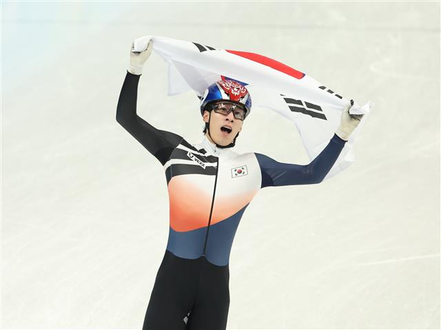 9일 중국 베이징 수도체육관에서 열린 2022 베이징동계올림픽 쇼트트랙 남자 1500m 결선에서 황대헌이 금메달을 확정한 후 환호하고 있다. 베이징 뉴스1