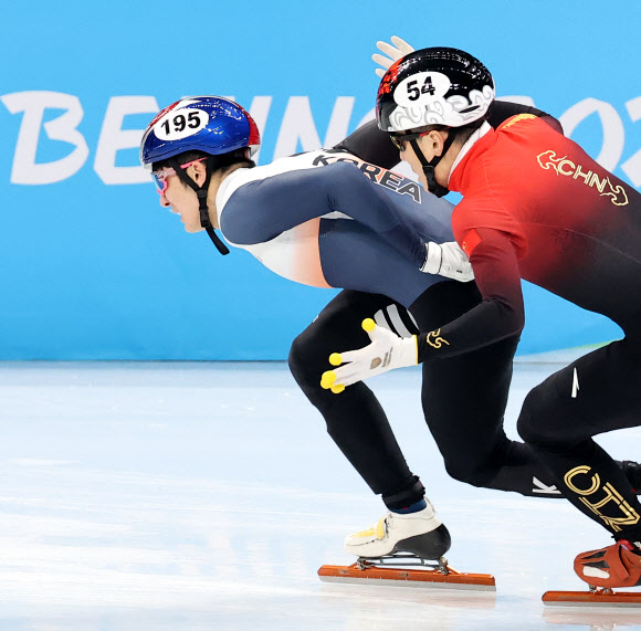 9일 오후 중국 베이징 캐피탈 실내 경기장에서 열린 2022 베이징 동계올림픽 쇼트트랙 남자 1500m 준결승 3조에 출전한 박장혁이 인코스를 파고들자 중국 런쯔웨이가 과장된 액션을 취하고 있다. 2022.2.9 연합뉴스