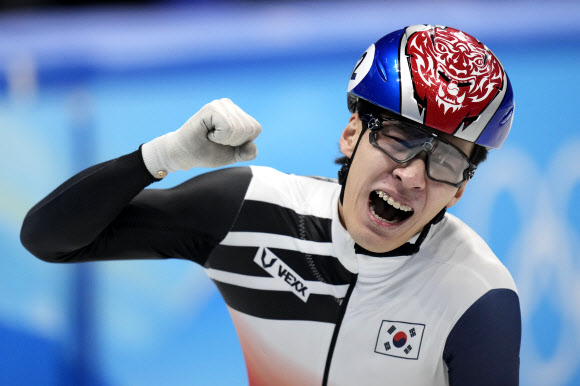 황대헌이 9일 중국 베이징 캐피털 실내경기장에서 열린 베이징올림픽 쇼트트랙 남자 1500ｍ 결승에서 2분9초219의 기록으로 결승선을 통과, 스티븐 뒤부아(캐나다·2분9초254)와 세묜 옐리스트라토프(러시아올림픽위원회·2분9초267)를 따돌리고 우승의 주인공이 됐다. AP 연합뉴스