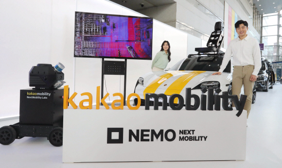 10일 서울 강남구 코엑스 그랜드볼룸에서 열린 ‘NEXT MOBILITY:NEMO2022(이하NEMO 2022)’에서 모델들이 모바일 맵핑 시스템이 장착된 포르쉐 타이칸을 소개하고 있다. 카카오모빌리티가 개최한 모빌리티 테크 컨퍼런스 NEMO 2022에는 글로벌 테크 리딩 기업들이 한자리에 모여 자율주행, HD맵 등 미래 모빌리티 기술을 선보인다. 2022.2.10 오장환 기자