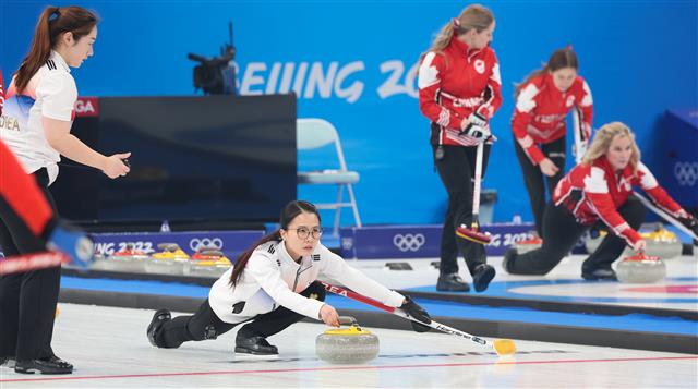 여자 컬링 대표팀 ‘팀 킴’의 스킵 김은정이 9일 중국 베이징 국립아쿠아틱센터에서 2022 베이징 동계올림픽 첫 경기를 하루 앞두고 훈련을 하고 있다. 2022.2.9 뉴스1