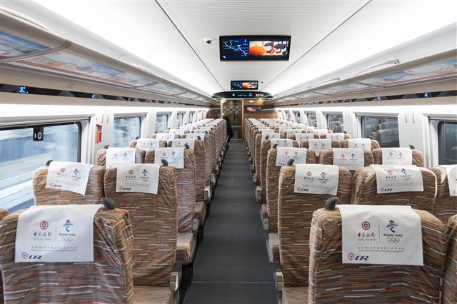중국이 2019년 12월 개통한 세계 최초 무인고속철도의 내부 모습. 베이징에서 옌칭이나 장자커우로 가려면 칭허역에서 이 열차를 타고 이동해야 한다.