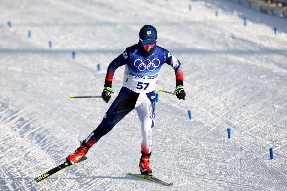 이채원이 지난 5일 오후 중국 허베이성 장자커우 국립 크로스컨트리 스키 센터에서 열린 2022 베이징 동계올림픽 크로스컨트리 스키 여자 7.5km+7.5km 스키애슬론 경기에서 결승선을 향해 역주하고 있다.  장자커우 연합뉴스