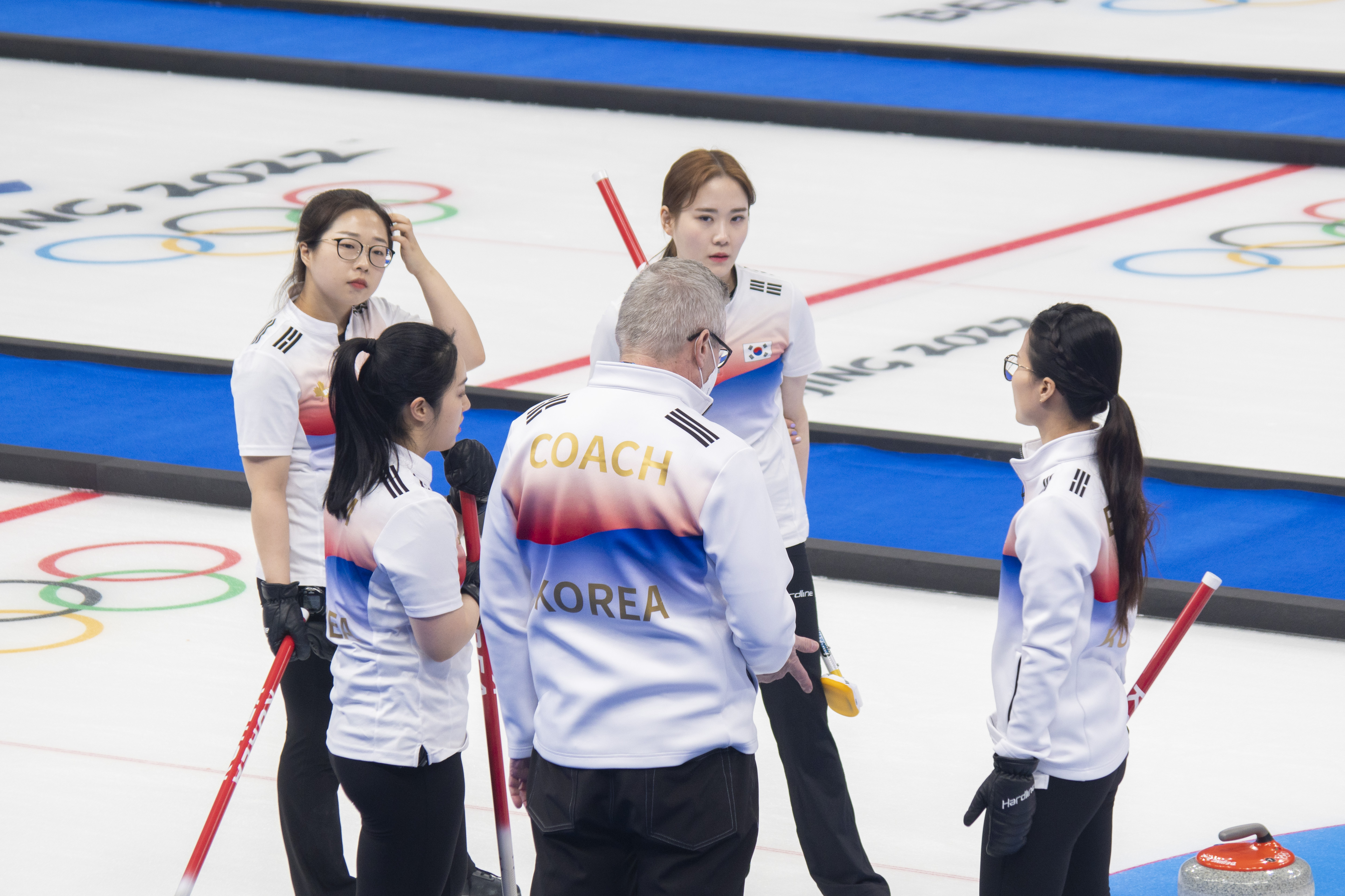 컬링대표팀 팀 킴이 10일 베이징 내셔널 아쿠아틱 센터에서 열린 2022 베이징동계올림픽 컬링 여자 단체 캐나다전에서 작전 회의를 하고 있다.