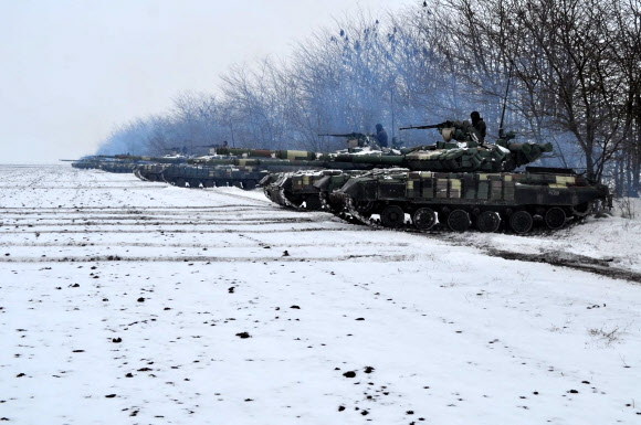 우크라이나군 병사들이 탱크에 탑승한 채 드니프로페트로우스크주의 한 훈련장에서 군사 훈련을 하고 있다. 2022.2.8 우크라이나군 총참모부 제공 로이터 연합뉴스