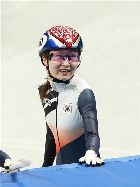 최민정이 9일 중국 베이징 수도체육관에서 열린 2022 베이징 동계올림픽 쇼트트랙 여자 3000m 계주 준결선에서 2위로 경기를 마친 후 미소를 짓고 있다. 베이징 뉴스1