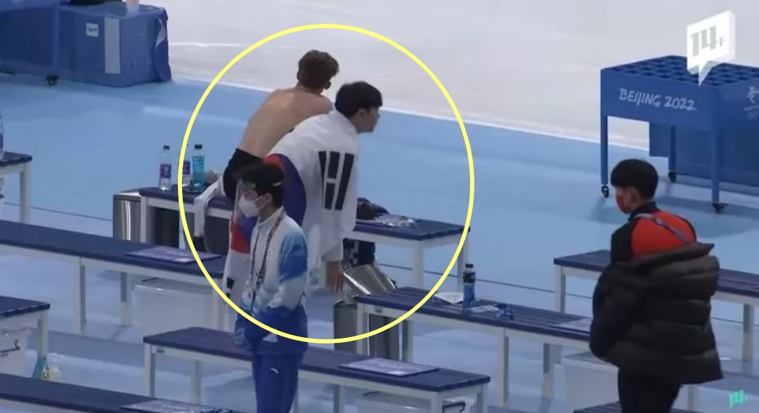 2022 베이징 동계올림픽 스피드스케이팅 남자 1500m 동메달을 딴 김민석(23·성남시청)이 경기가 끝나고 쓰레기를 버리는 모습. 유튜브 ‘14F 일사에프’ 캡처 