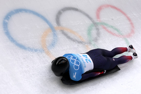 김은지가 11일 옌칭 국립슬라이딩센터에서 열린 베이징올림픽 스켈레톤 여자 싱글 2차 시기에서 올림픽 마크가 새겨진 트랙을 쏜살처럼 통화하고 있다. [로이터 연합뉴스]