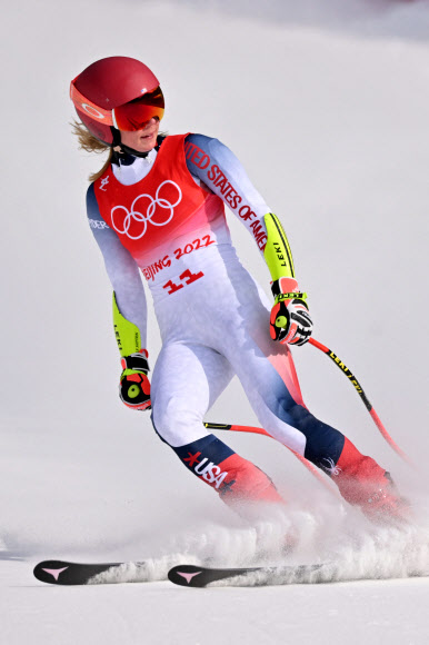 미카엘라 시프인이 11일 중국 장자커우에서 열린 베이징동계올림픽 스키 여자 슈퍼대회전 경기를 마친 뒤 전광판에 표시된 자신의 기록을 바라보고 있다. [AFP 연합뉴스]