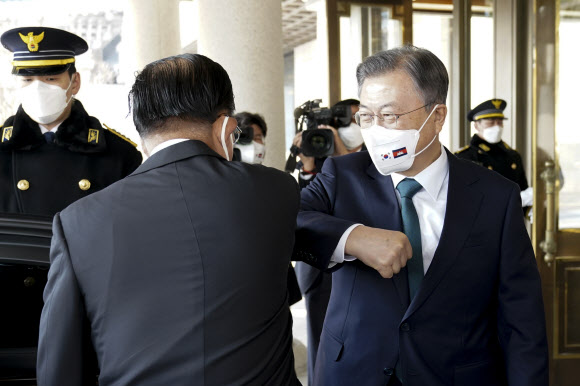 훈센 캄보디아 총리와 인사하는 문재인 대통령