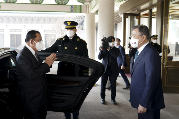 훈센 캄보디아 총리 영접하는 문재인 대통령