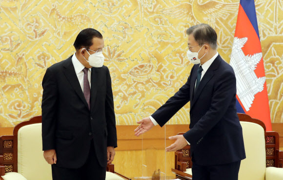 훈센 캄보디아 총리 접견하는 문재인 대통령