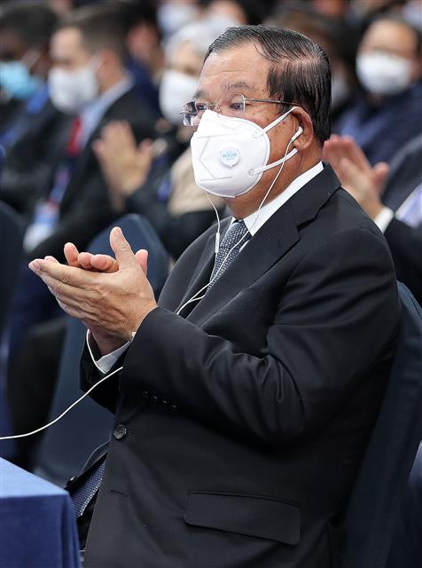 박수 치는 훈센 캄보디아 총리