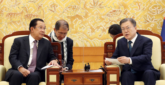 훈센 캄보디아 총리와 면담하는 문재인 대통령
