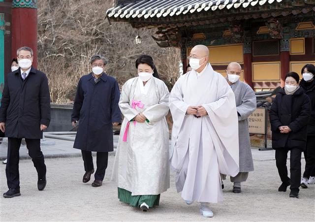 통도사 주지 현문 스님과 인사하는 김정숙 여사