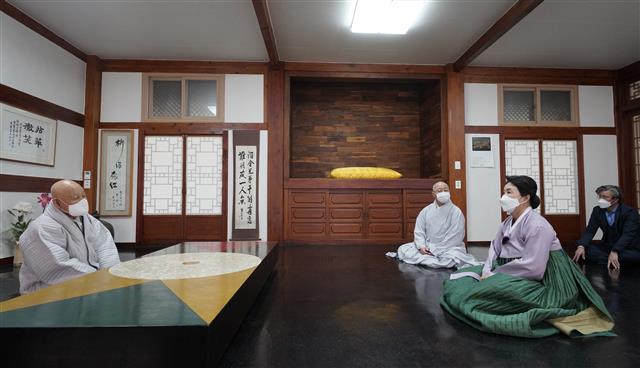 ‘조계종 종정’ 성파스님 만난 김정숙 여사