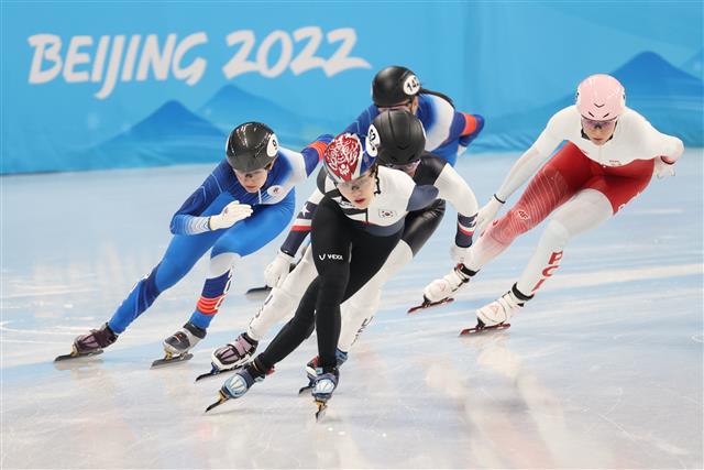 11일 오후 중국 베이징 수도실내체육관에서 열린 2022 베이징 동계올림픽 쇼트트랙 여자 1000m 준준결승 경기에서 이유빈이 역주하고 있다. 2022.2.11 뉴스1