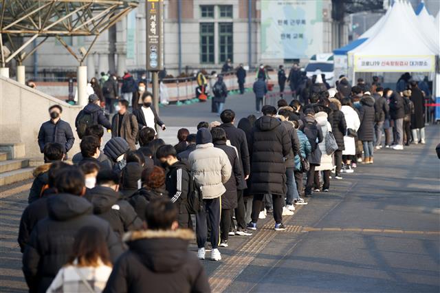 11일 오전 서울 중구 서울역광장에 마련된 코로나19 선별검사소를 찾은 시민들이 검사를 위해 줄 서 있다. 2022.2.11 뉴스1