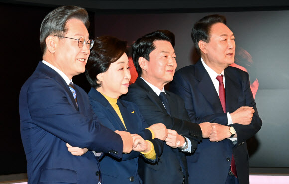 토론회 전 포즈 취하는 대선 후보들