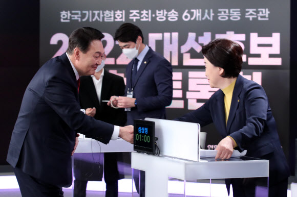 인사 나누는 윤석열-심상정