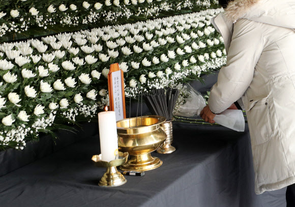 ‘붕괴 사고’ 합동분향소 헌화하는 유가족