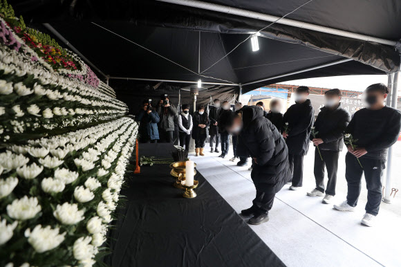‘붕괴 사고’ 합동분향소 참배하는 유가족