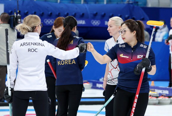 12일 중국 베이징 국립 아쿠아틱 센터에서 열린 2022 베이징 동계올림픽 컬링 여자 단체전 한국과 러시아올림픽위원회의 경기에서 승리한 한국 팀킴이 상대 선수들과 하이파이브 하고 있다. 2022.2.12 연합뉴스