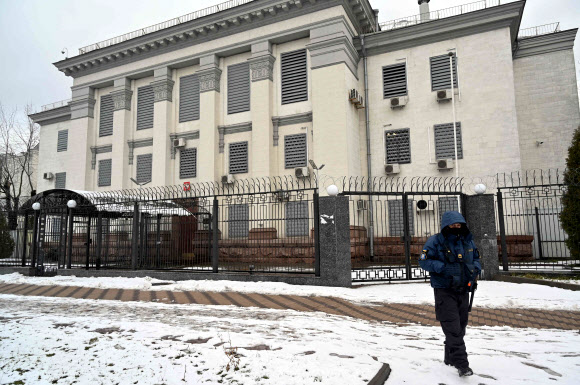 12일(현지시간) 우크라이나 수도 키예프의 러시아 대사관에서 보안요원이 경계를 서고 있다. 이날 러시아 외무부는 우크라이나 내 자국 외교관과 영사관 직원들의 일부 철수가 이뤄지고 있다고 밝혔다. 키예프 AFP 연합뉴스