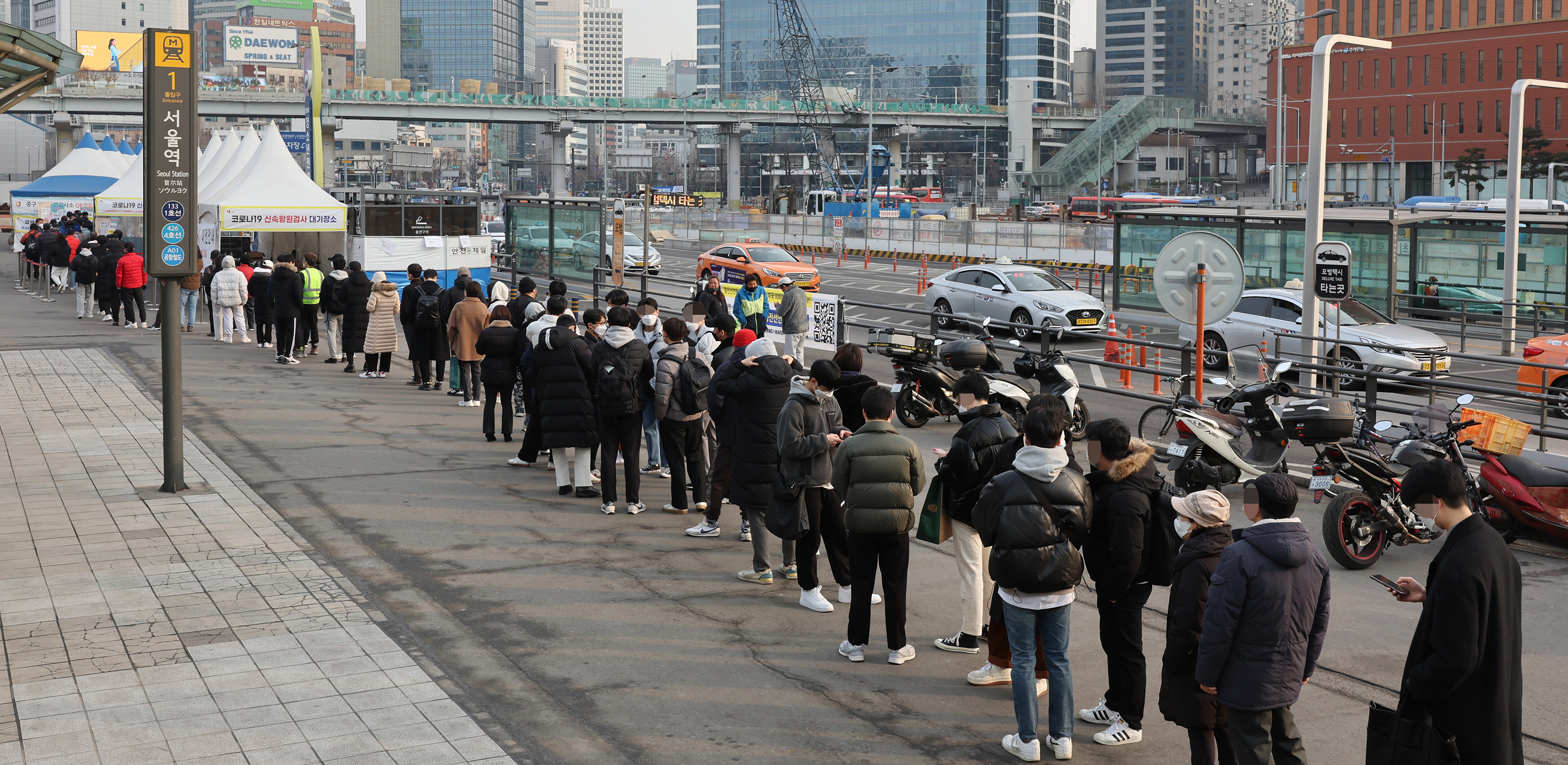 13일 오전 서울역 임시선별검사소에서 시민들이 검사를 받기 위해 줄을 서 있다. 중앙방역대책본부는 이날 0시 기준으로 코로나19 확진자가 5만 4941명 늘어 누적 129만 4205명이라고 밝혔다. 2022.2.13 연합뉴스