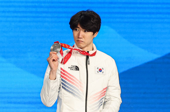 [올림픽] 은메달 수여받은 차민규