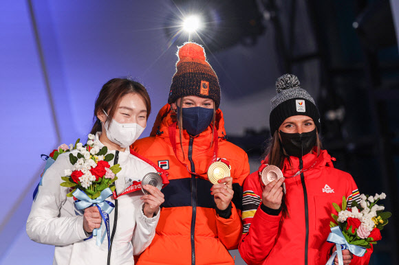[올림픽] 포즈 취하는 쇼트트랙 여자 1000m의 영웅들
